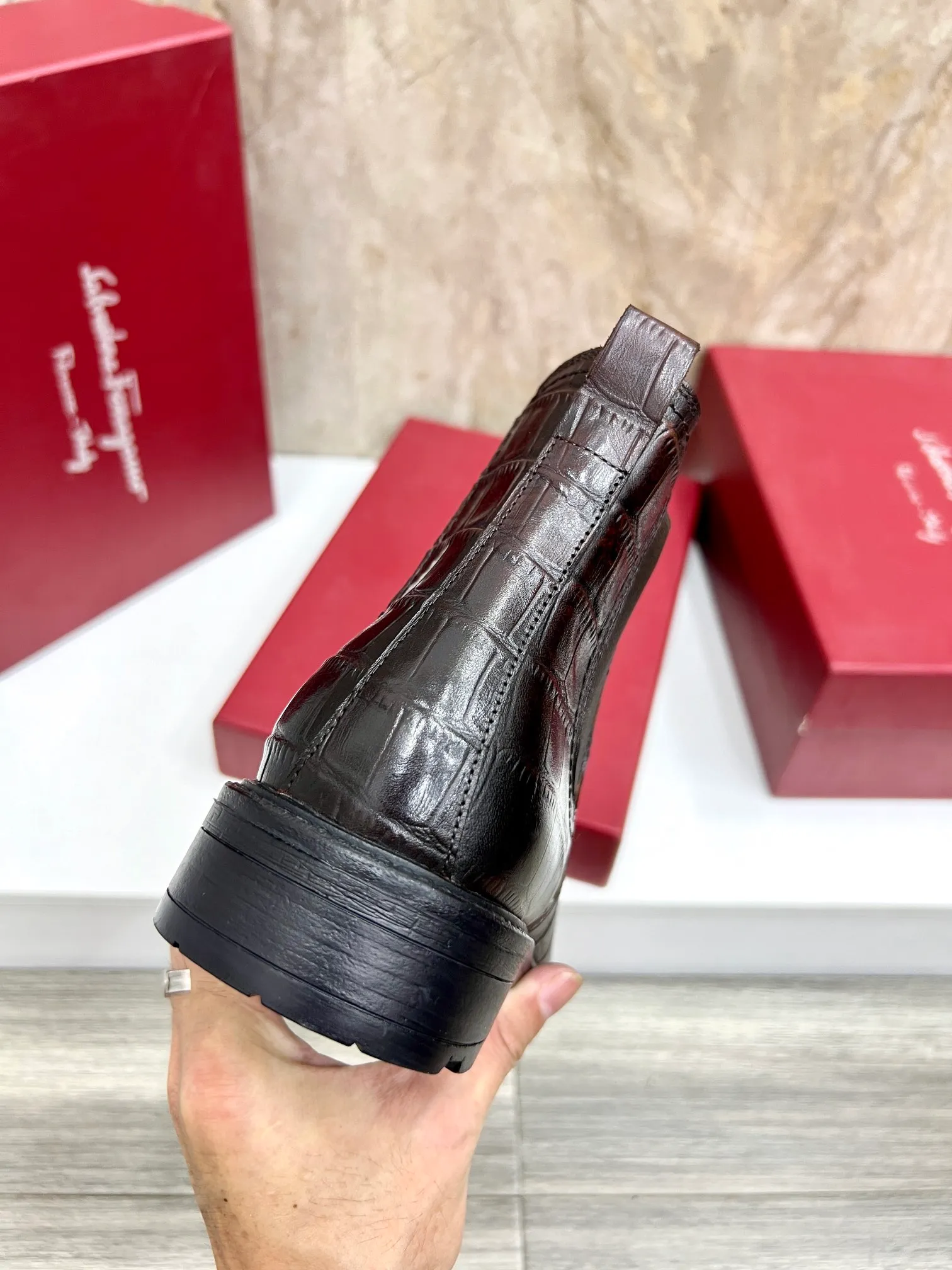 Original order quality: Men's shoes 💰700 Brand: Ferragamo (Ferragamo) One size larger: Men's size 38-44 (45 customized) Grade: Same style as the official website High-end men's shoes Material: Original cowhide, cowhide lining, original outsole Style category: Chelsea men's boots Fashion trend Color: Actual picture